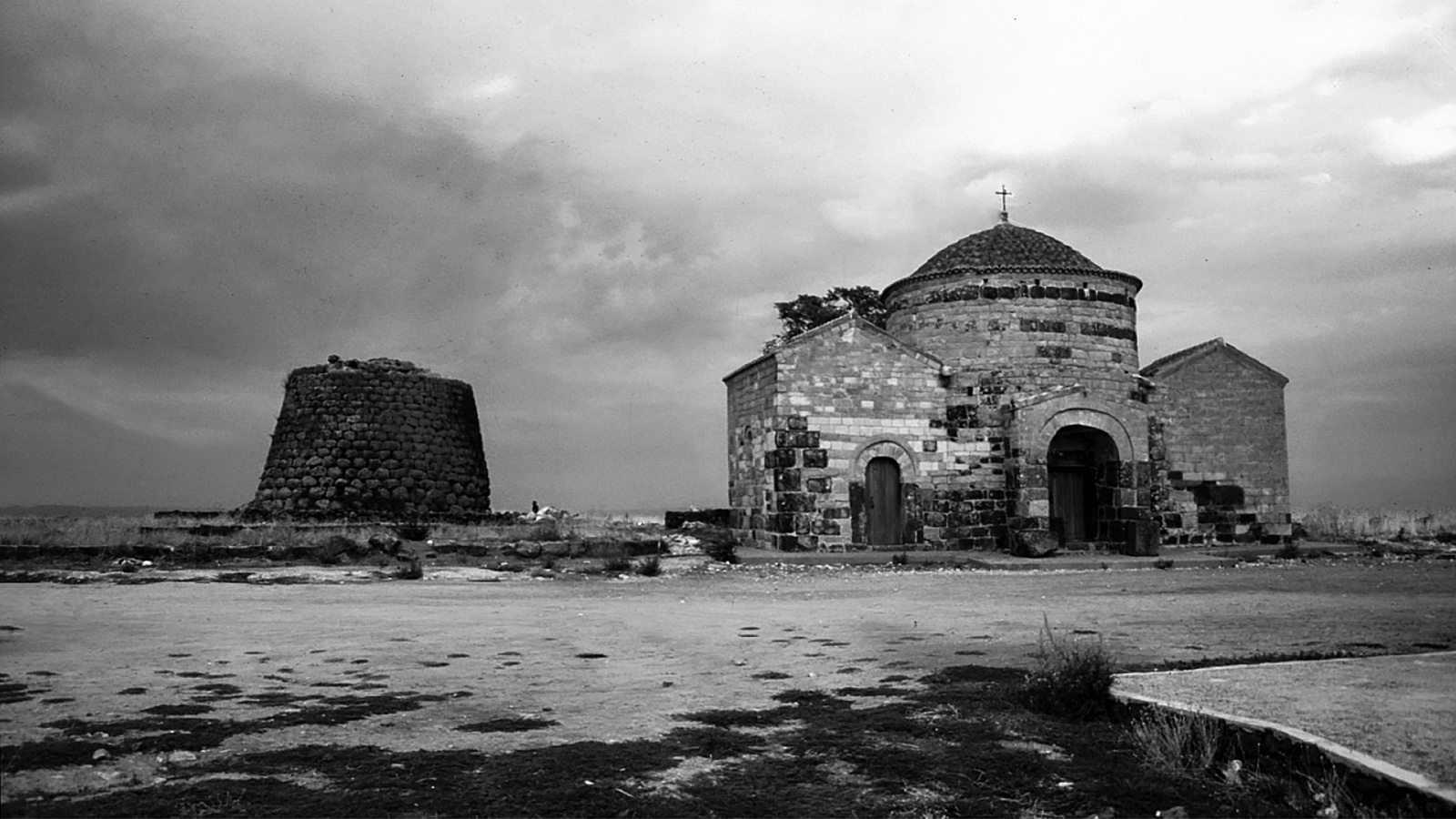 Silanes (NU) Nuraghe e Chiesa di Santa Sabina - 1999 - Sardegna
