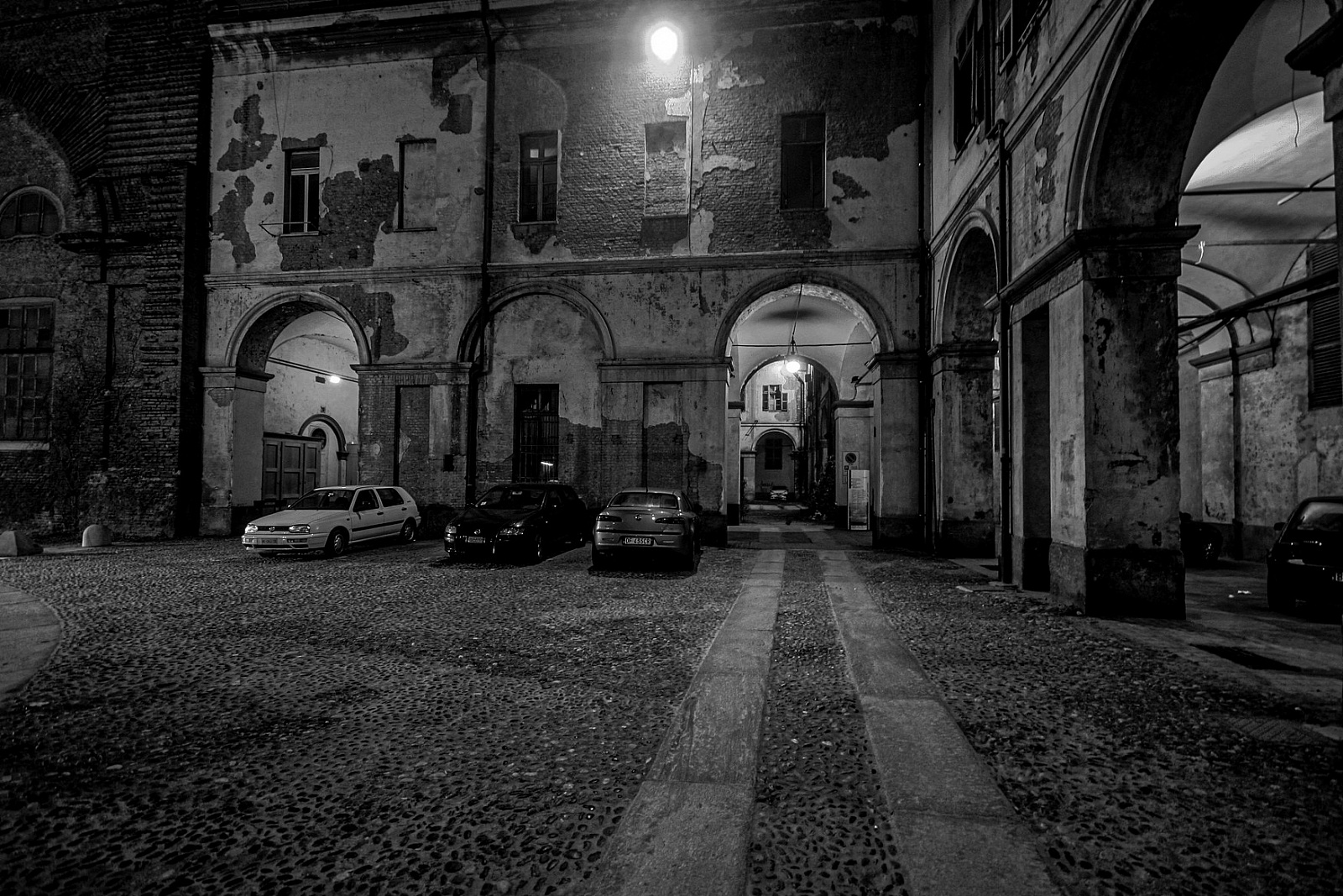 2006/12 - Torino Cavallerizza Via Rossini - PORTPHOTO B&W